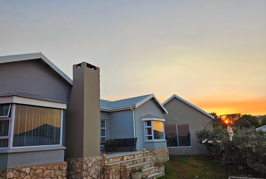 To Let 3 Bedroom Property for Rent in Stilbaai Wes Western Cape